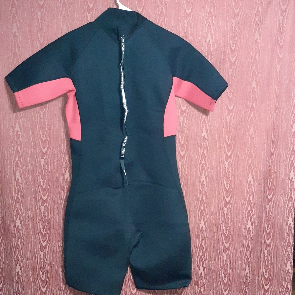 NWOT REALON WETSUIT UNISEX SIZE XL SHORT SLEEVE HALF SHORTS SURFING SWIM WATER